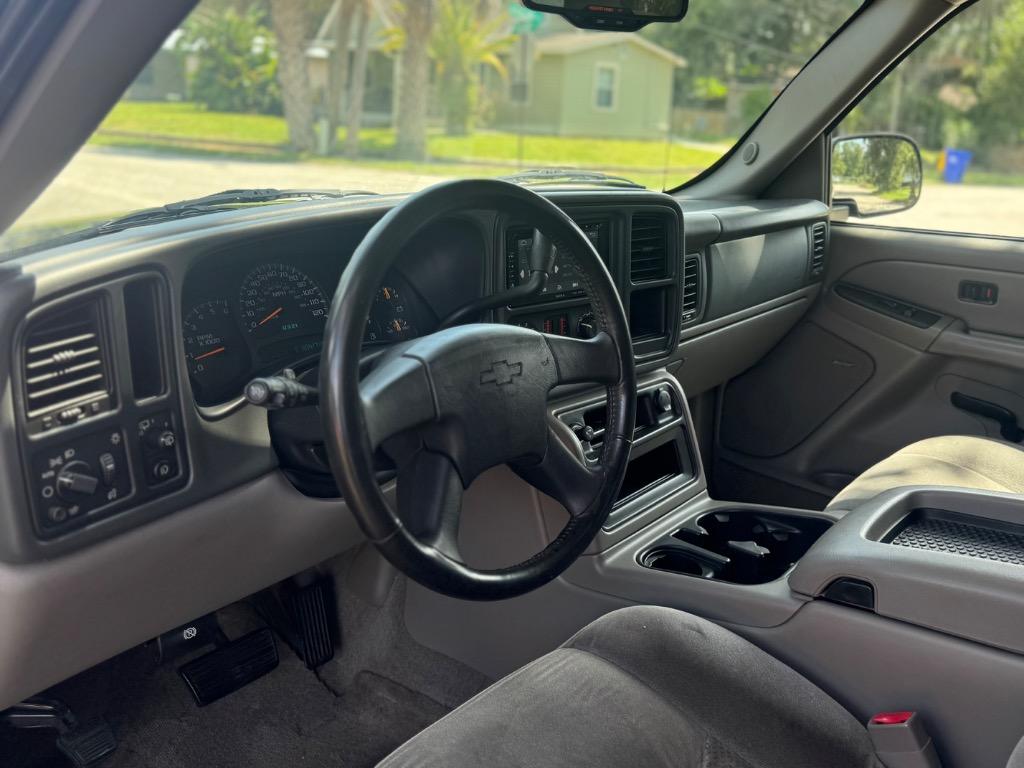 2004 Chevrolet Tahoe LS photo 2